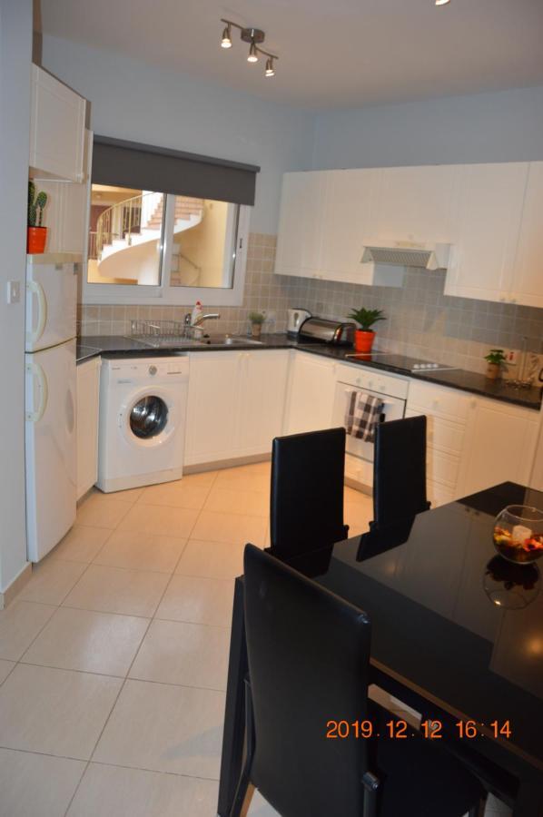 Luxury Apartment Пафос Екстериор снимка